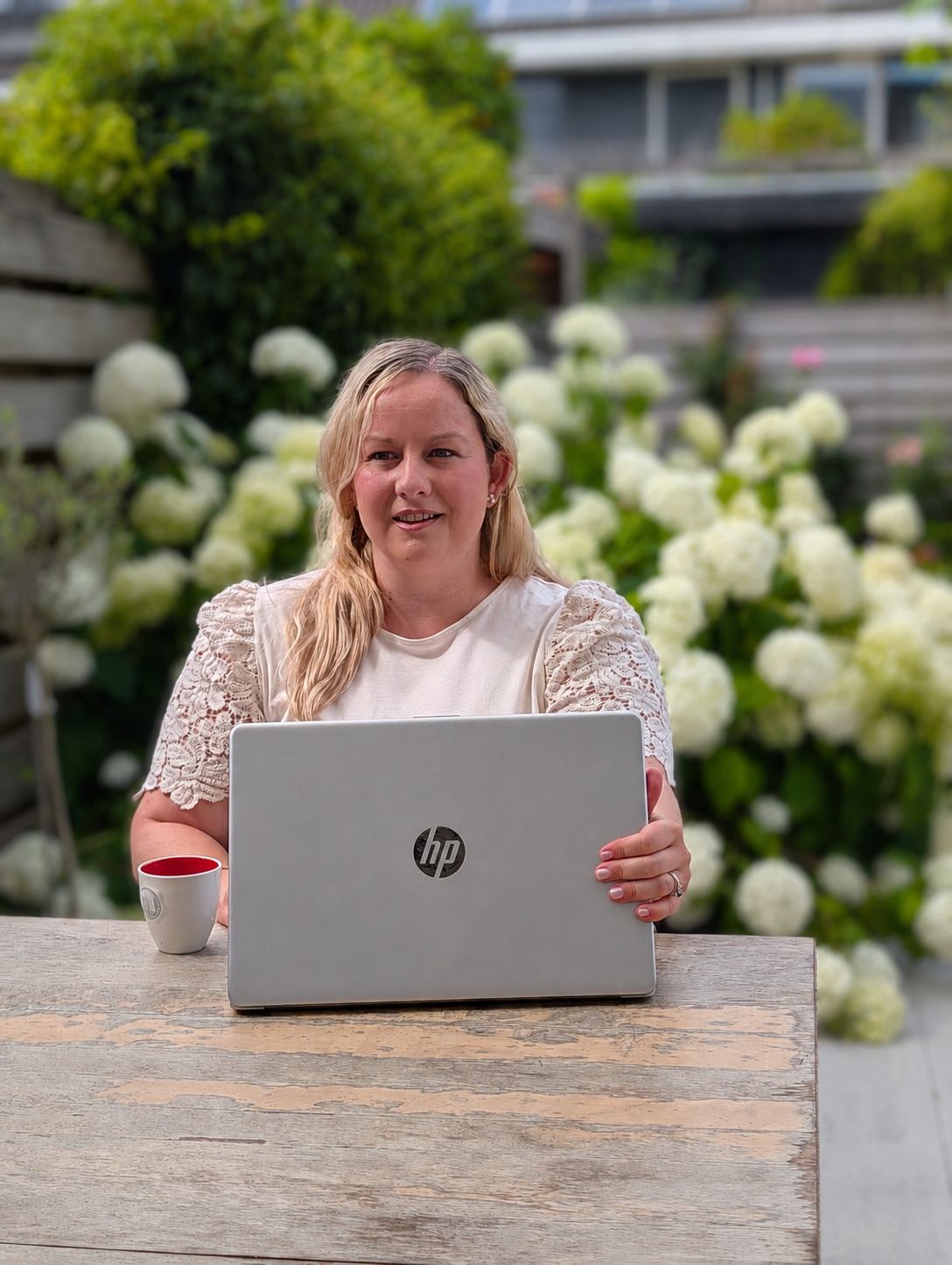 Yana Havelaar working at a garden table